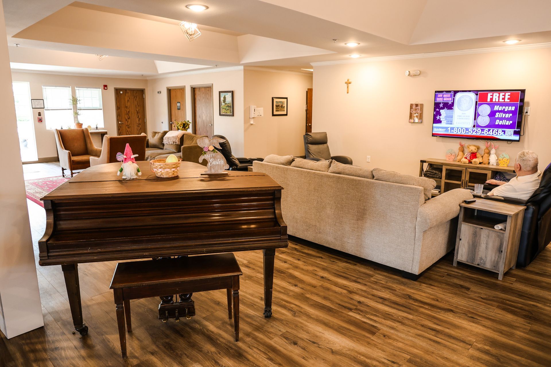 There is a piano in the middle of the living room.