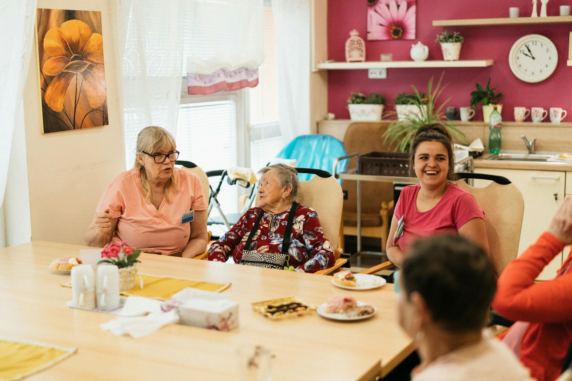 elderly people having fun eating | best assisted living apartment near springfield MO