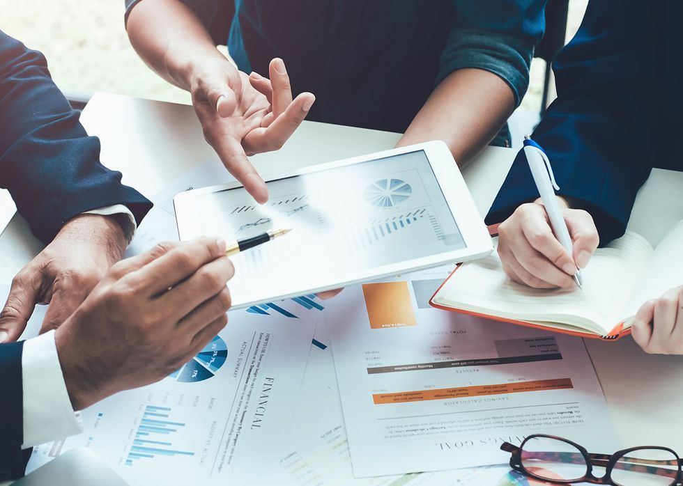 Un grupo de personas están sentadas alrededor de una mesa realizando auditorías