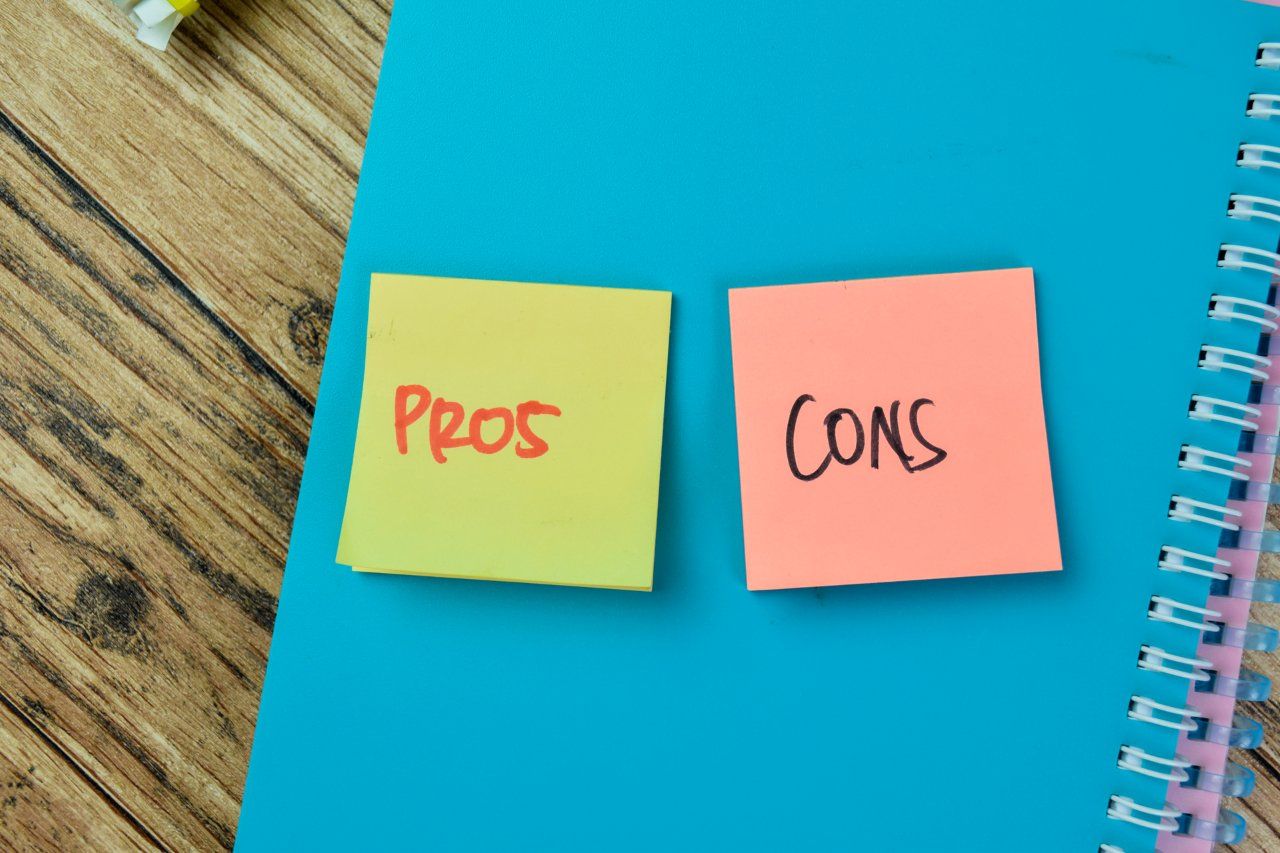 pros and cons written on sticky notes