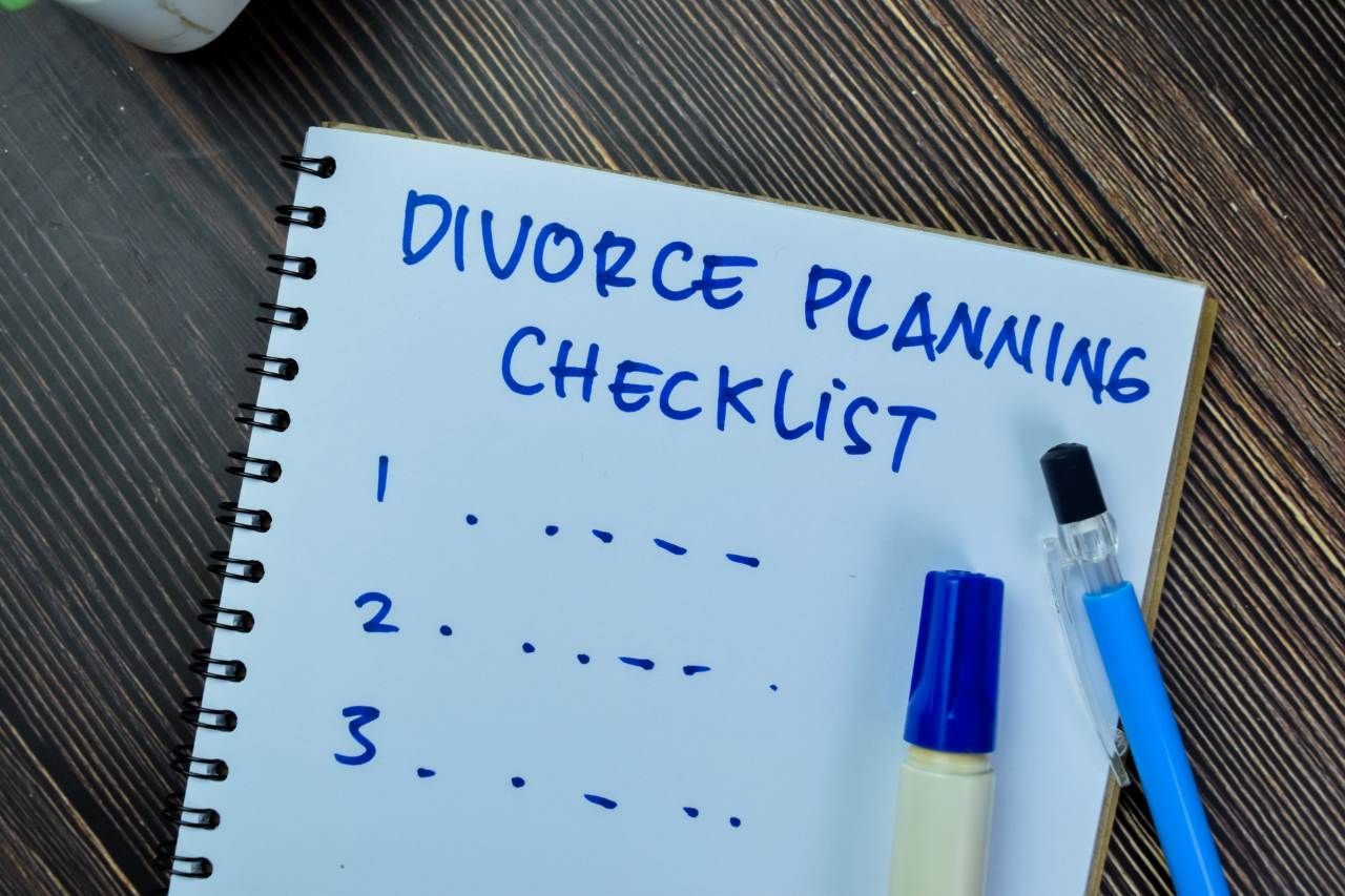 Divorce Planning Checklist written on a notebook