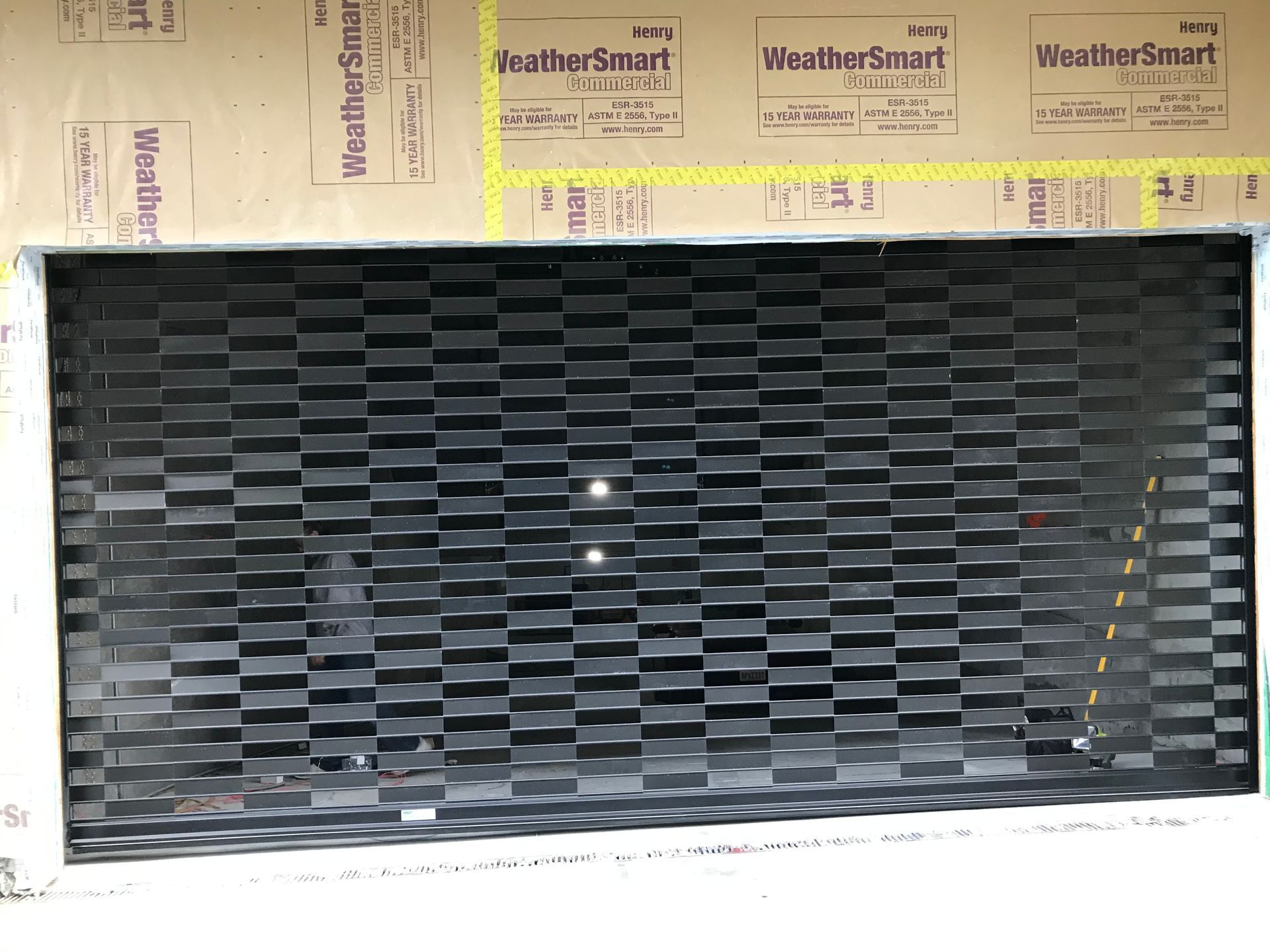 A picture of a window with a grid pattern on it.