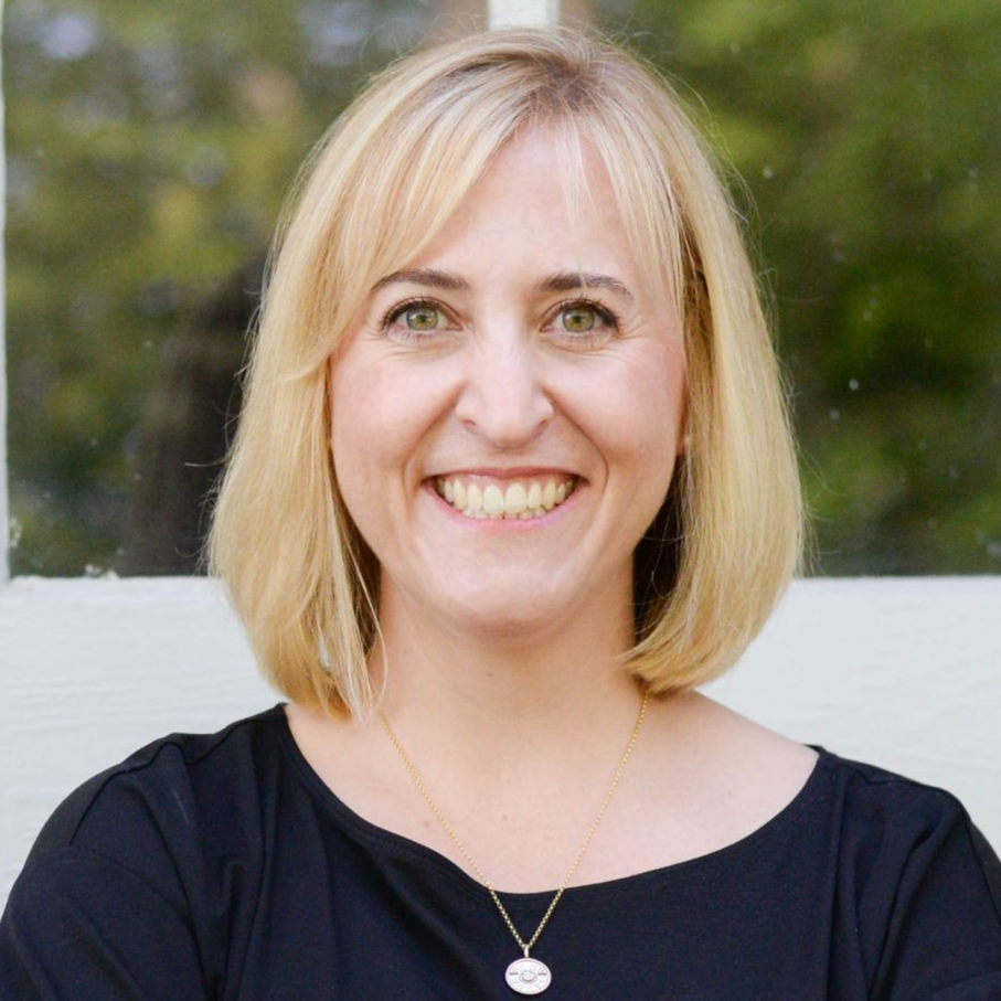Headshot of Stephanie Niehaus. 