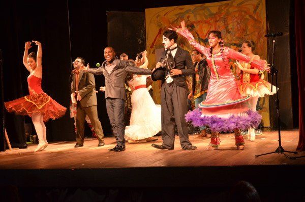 Um grupo de pessoas está dançando em um palco.