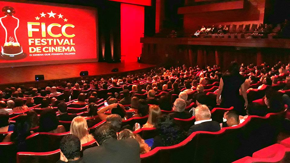 Uma multidão de pessoas está sentada em um auditório no festival de cinema ficc