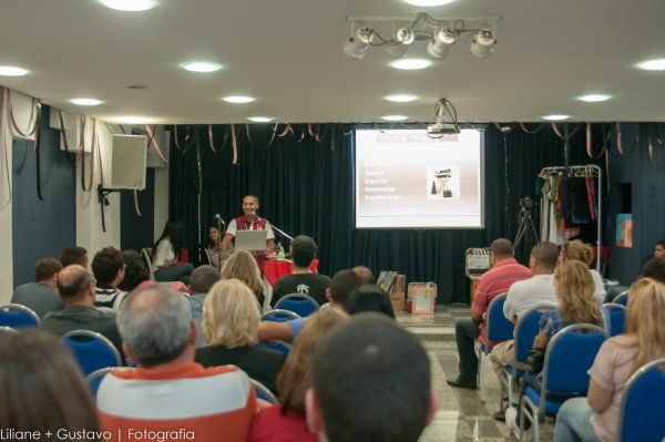 Um homem está fazendo uma apresentação para um grupo de pessoas