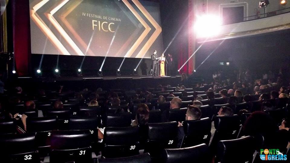 Uma tela grande com a palavra ficc nela