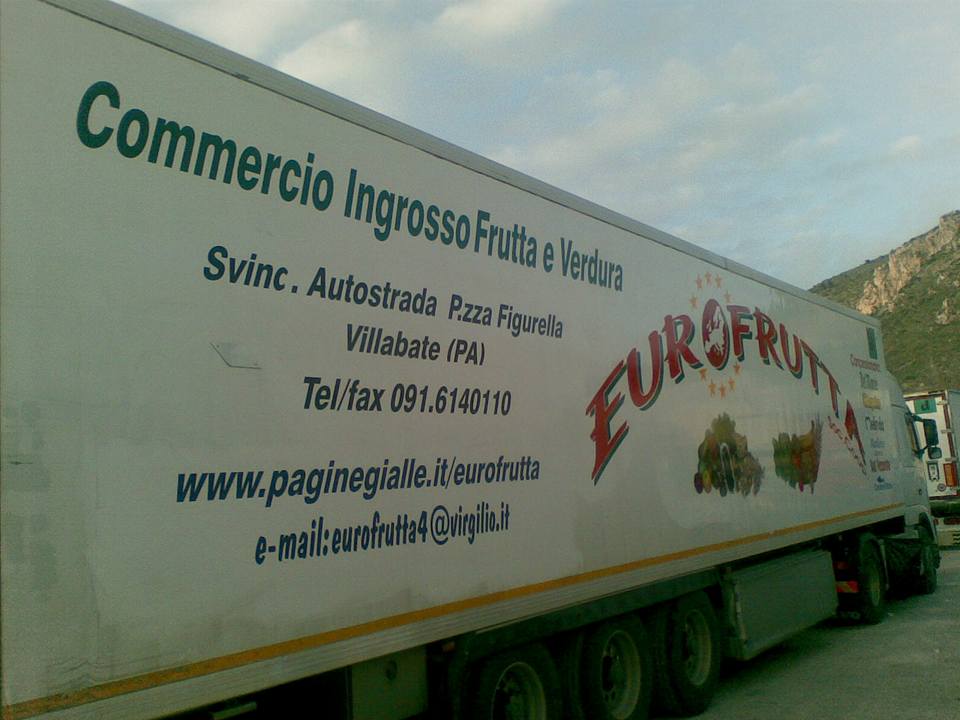 mezzo per forniture all'ingrosso di frutta e verdura