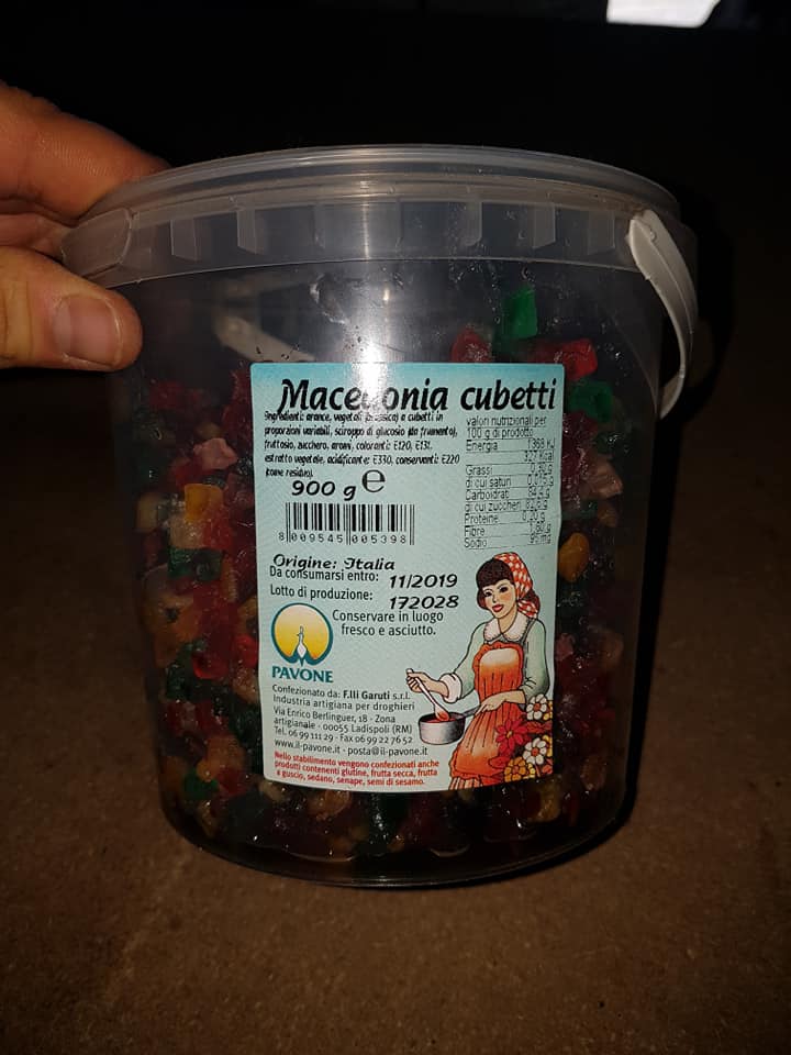 vendita di frutta candita a cubetti