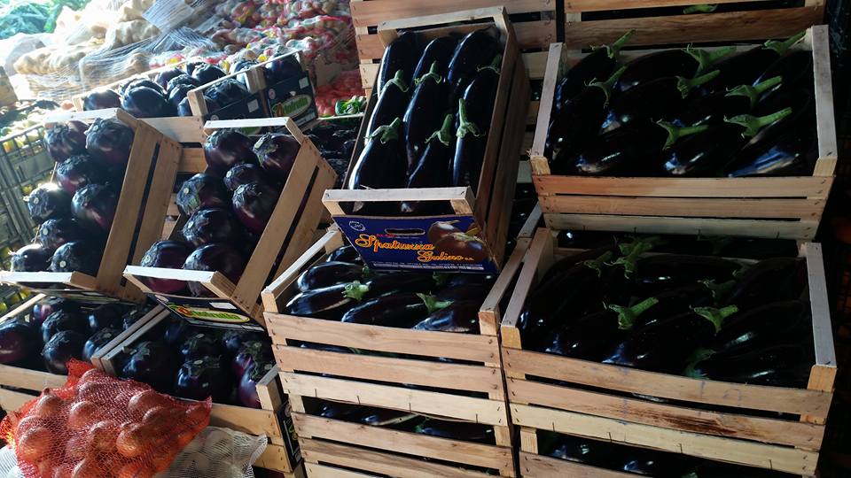 vendita di melanzane e ortaggi freschi