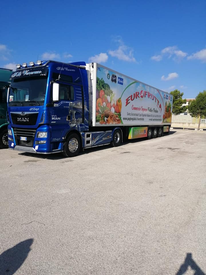 mezzo per la distribuzione di prodotti ortofrutticoli