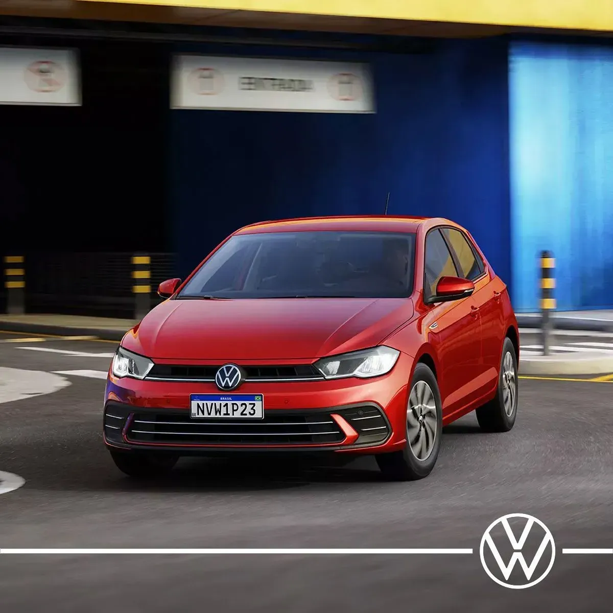 Um carro volkswagen vermelho está estacionado em frente a um prédio