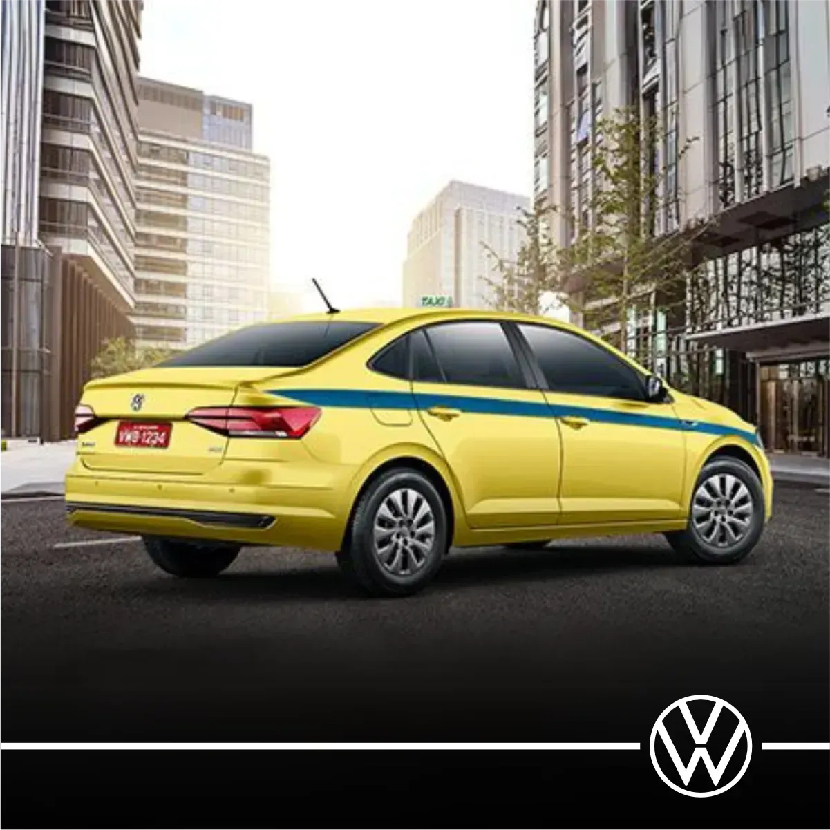 Táxi Volkswagen amarelo com faixa azul, estacionado em rua da cidade.