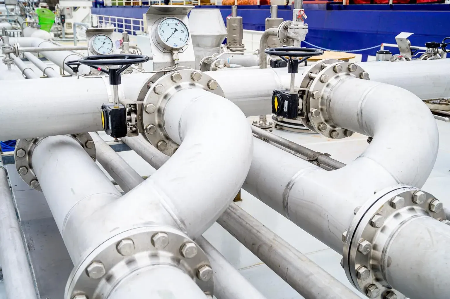 In een fabriek zijn een aantal buizen met elkaar verbonden.