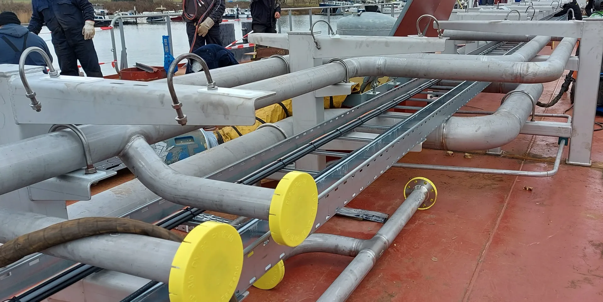 Een stel pijpen op een boot met gele doppen erop