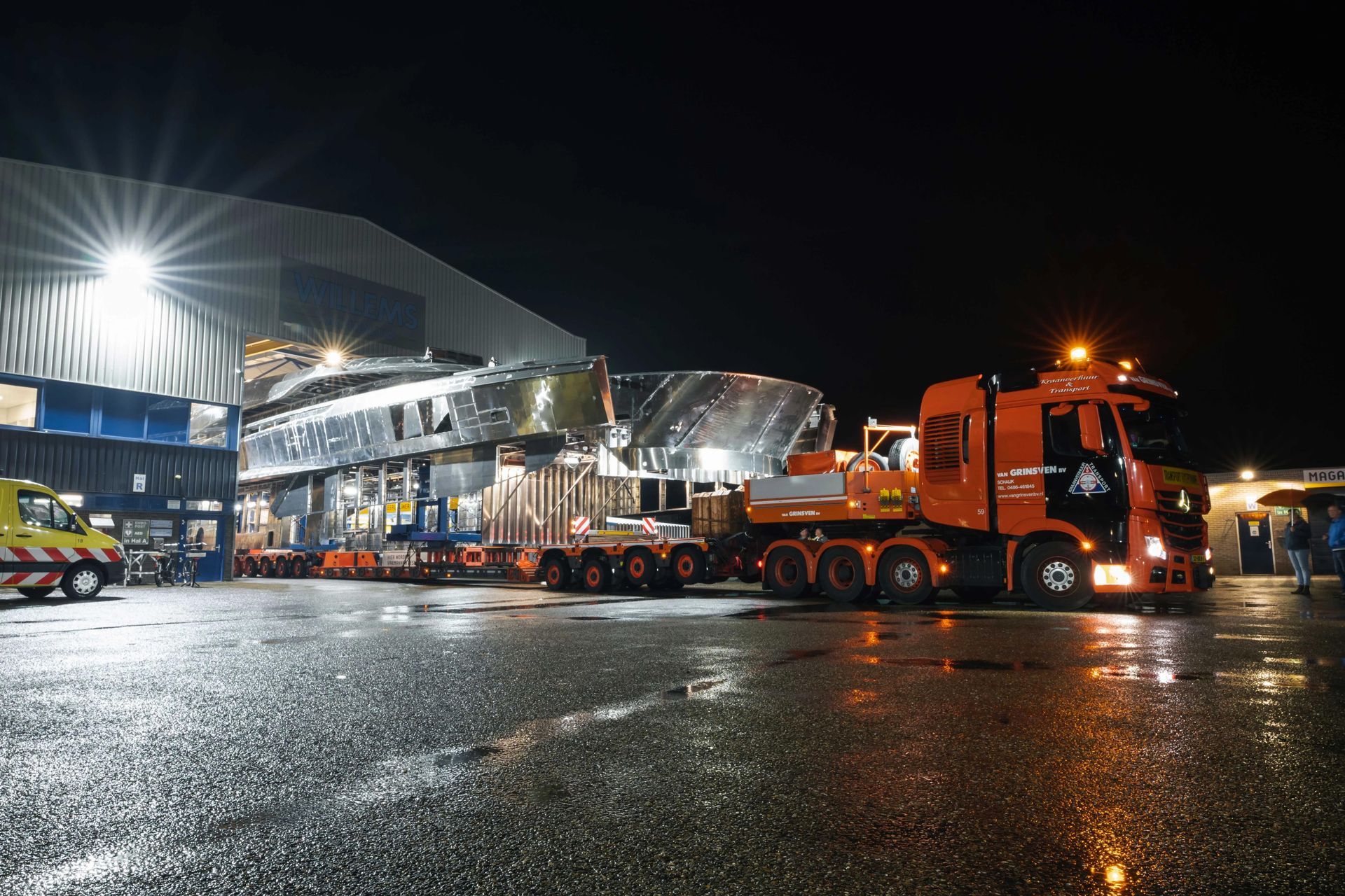 Het transport van een aluminium jachtbouw casco opbouw in de nacht