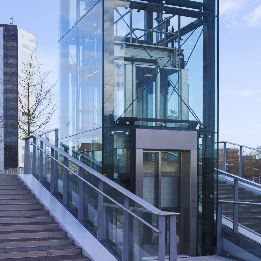 Een glazen lift met trappen ernaartoe. Jaarbeurs Utrecht gerealiseerd door Willems Boven-Leeuwen