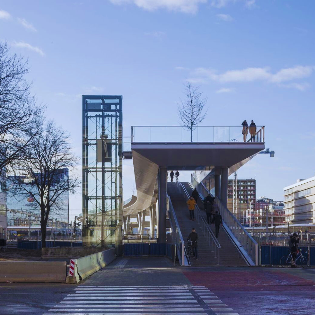 Een paar mensen staan ​​bovenop een brug