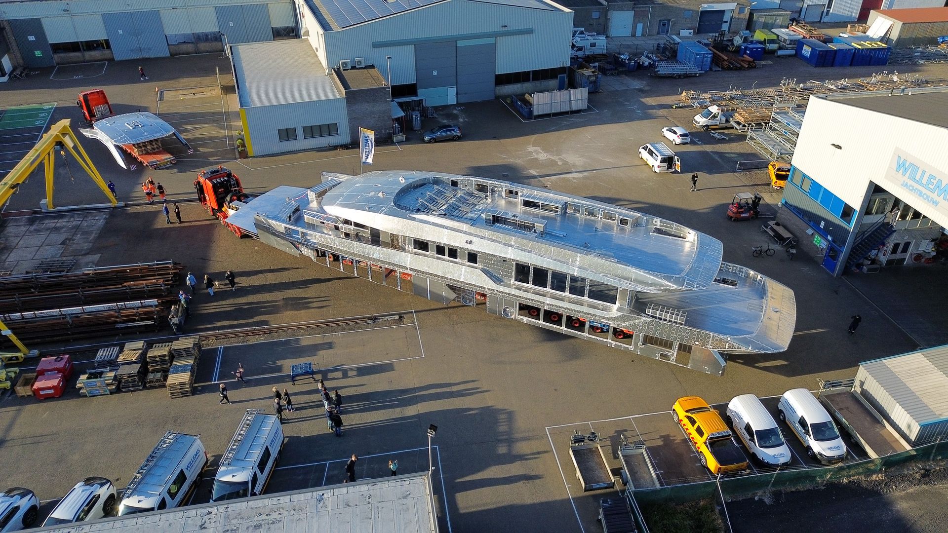 Het transport van een aluminium jachtbouw casco opbouw in de nacht
