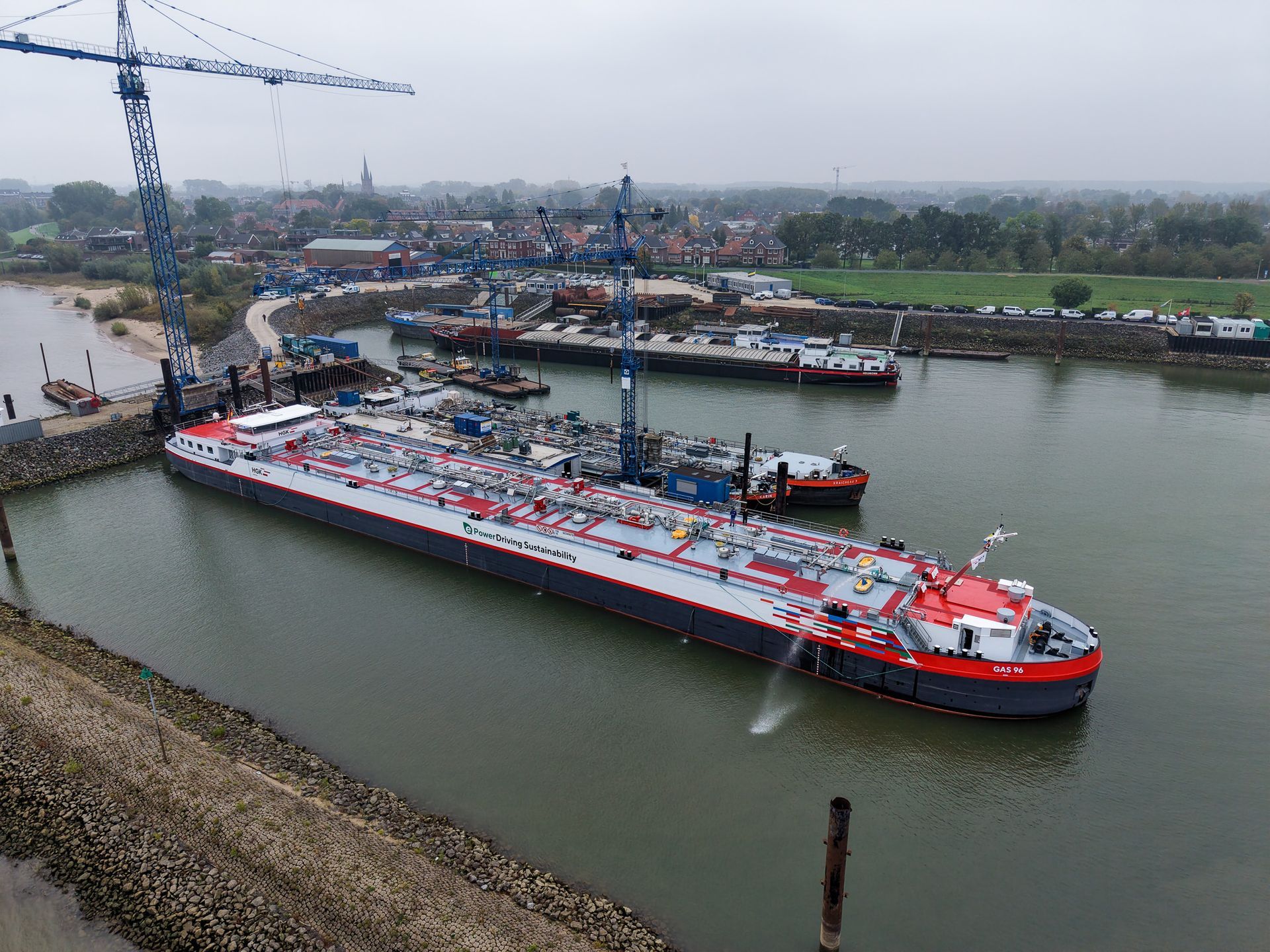 Een close-up van een metalen pijp met een kraan op de achtergrond