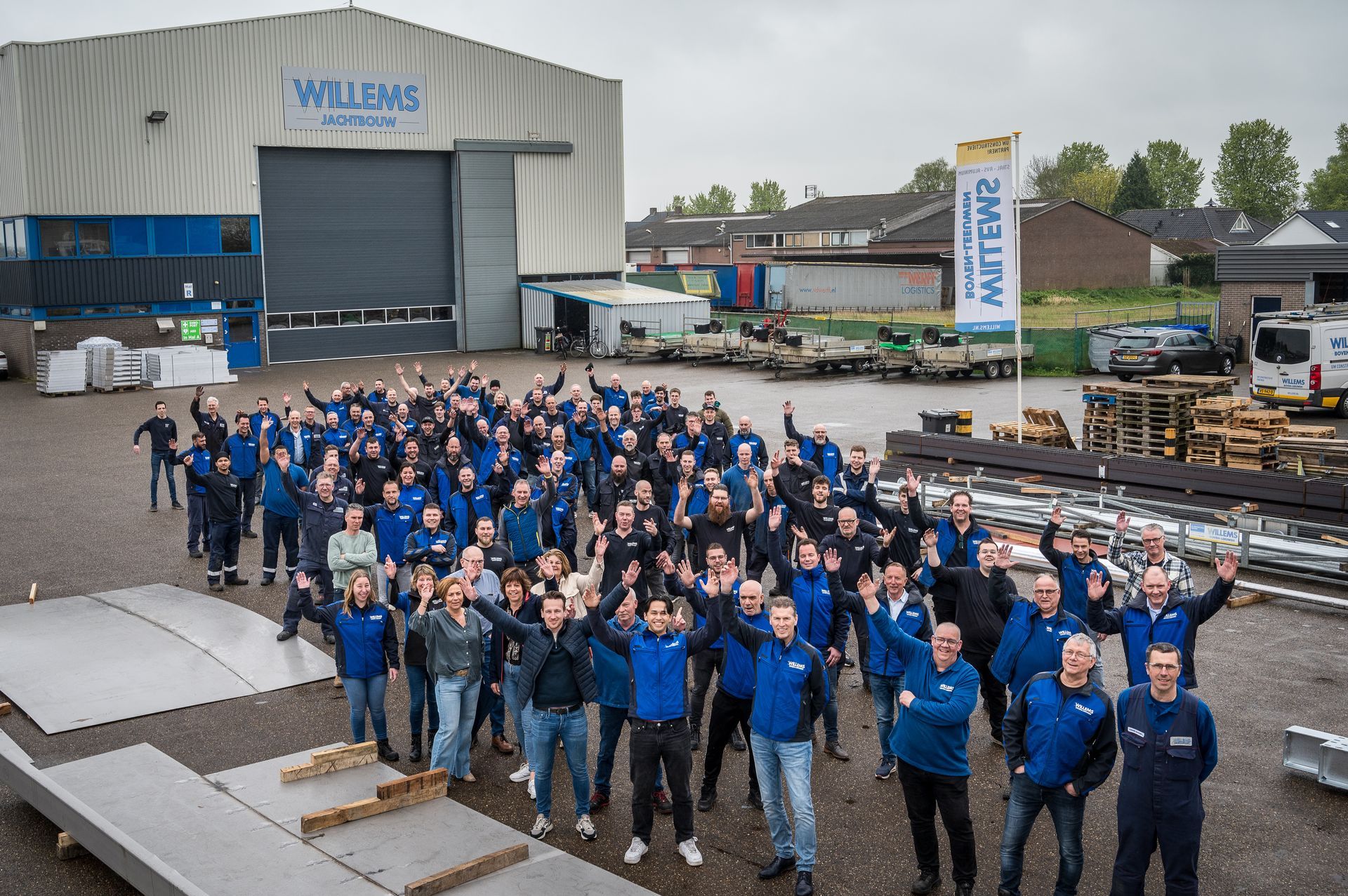 Een foto met blije mensen van het Team bij Willems Boven-Leeuwen