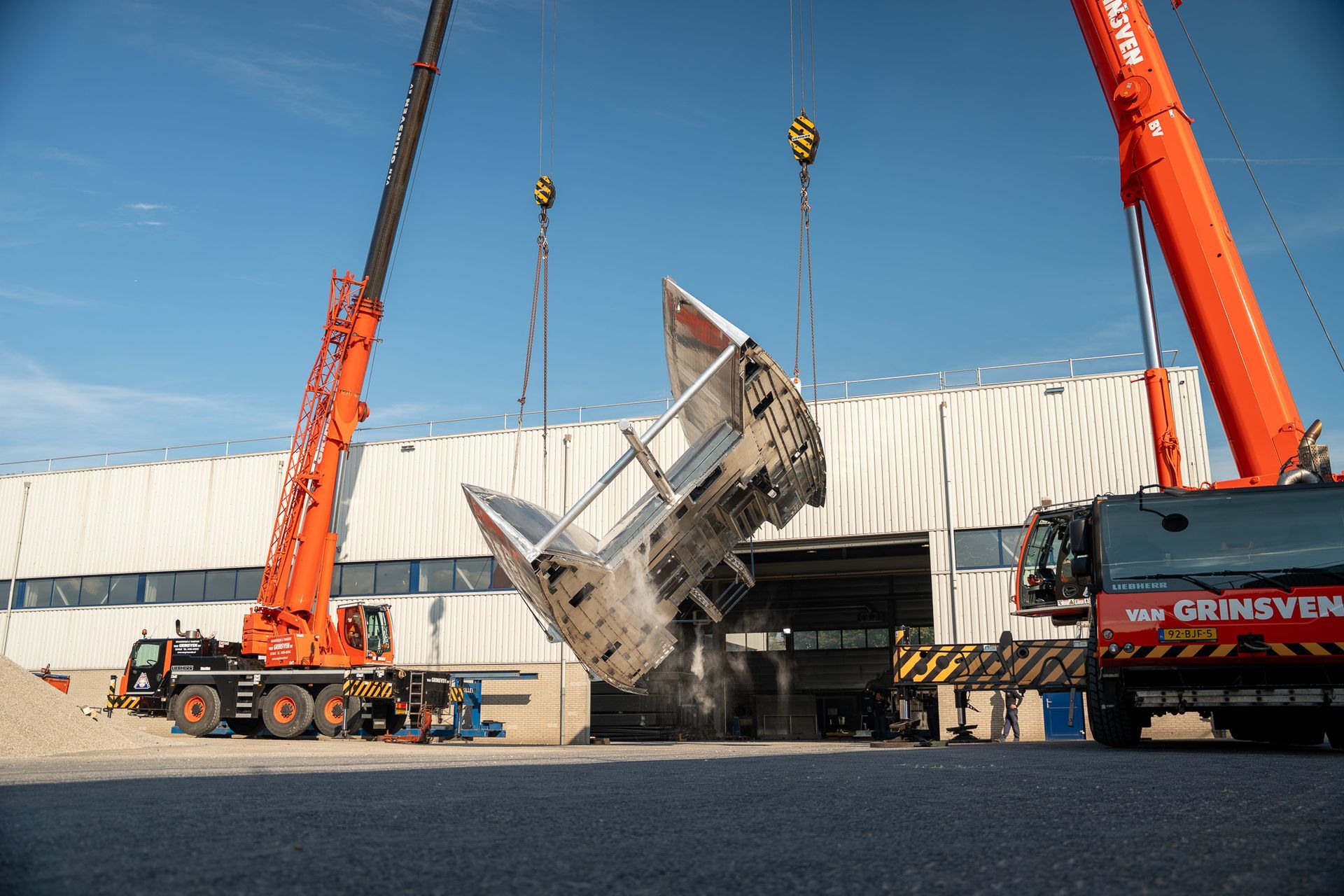 Het transport van een aluminium jachtbouw casco opbouw in de nacht