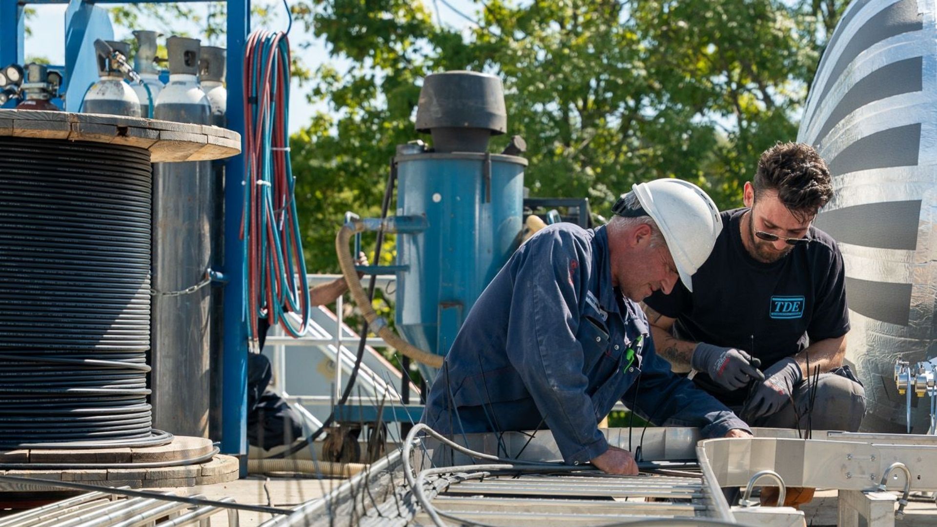 In een fabriek wordt een grote roestvrijstalen boot gebouwd.