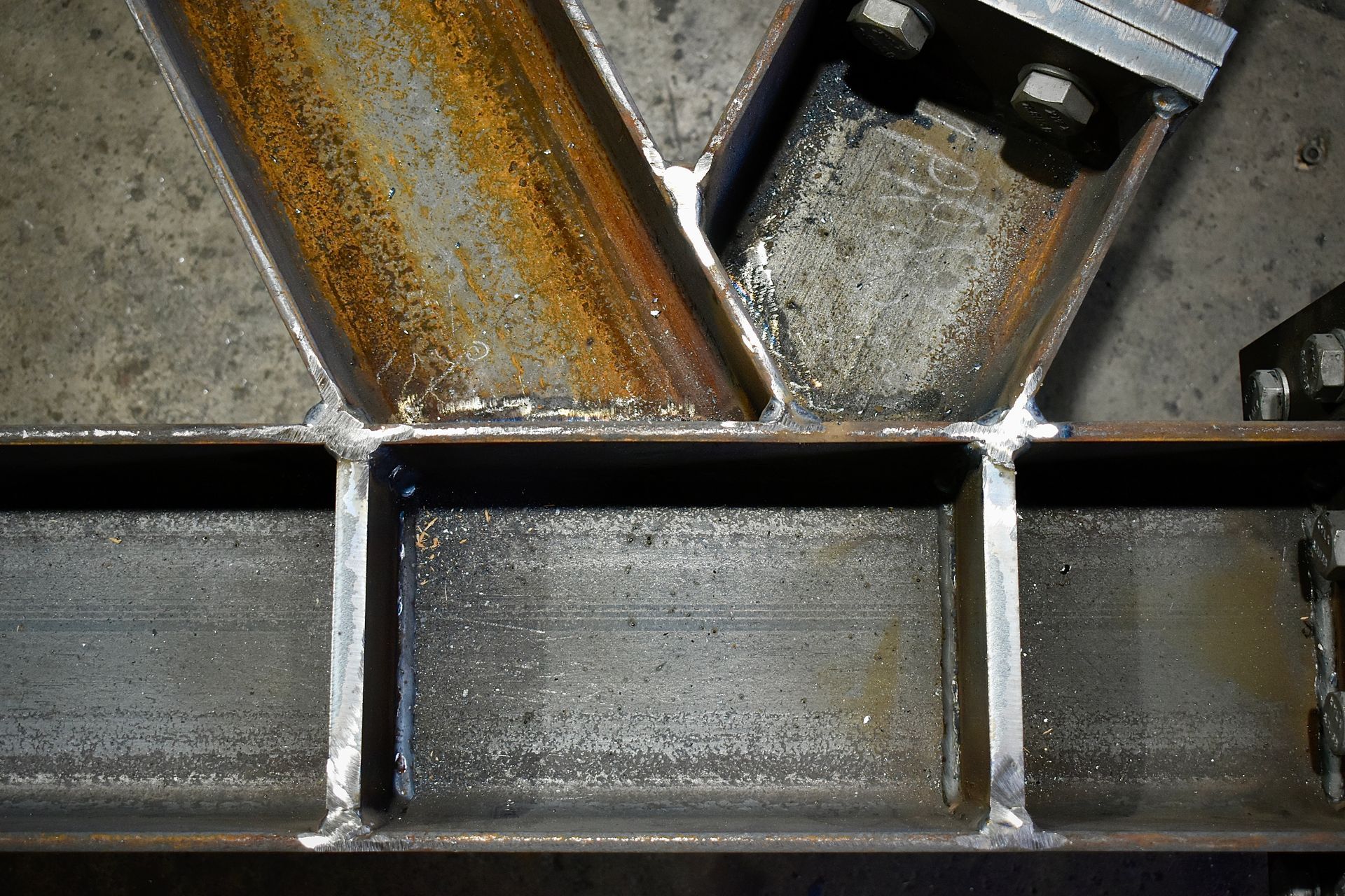 Een close-up van een stuk roestig metaal