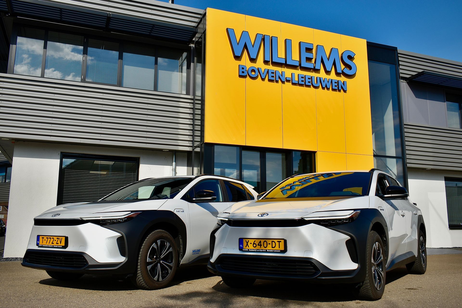 Twee Elektrische auto's die voor het gebouw van Willems Boven-Leeuwen staan