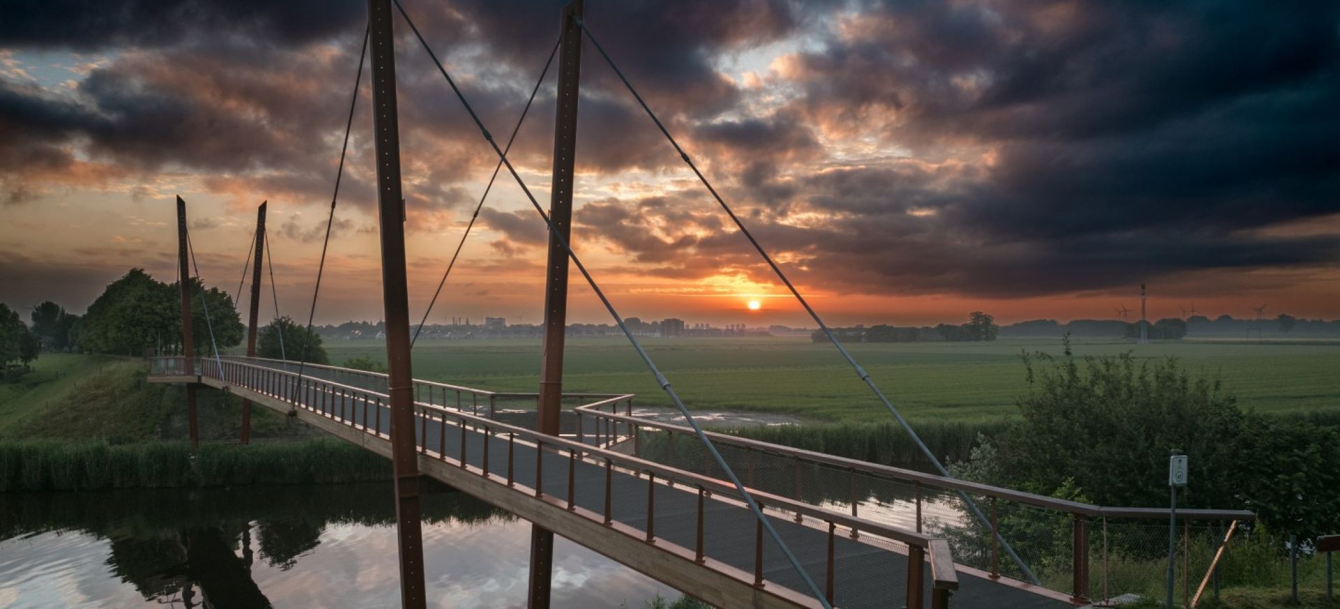 Een groot gebouw met een wit zeil erbovenop