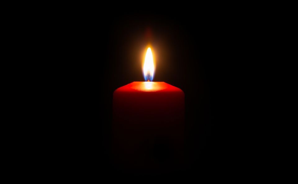 candela accesa per ricordo del defunto