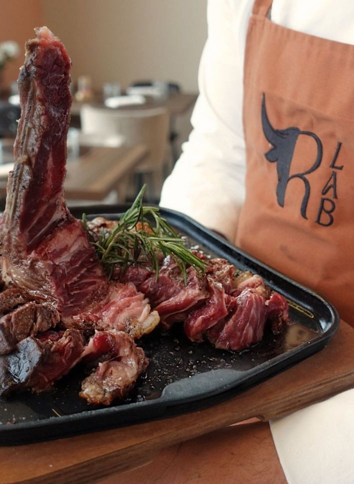 Cameriere con grembiule 