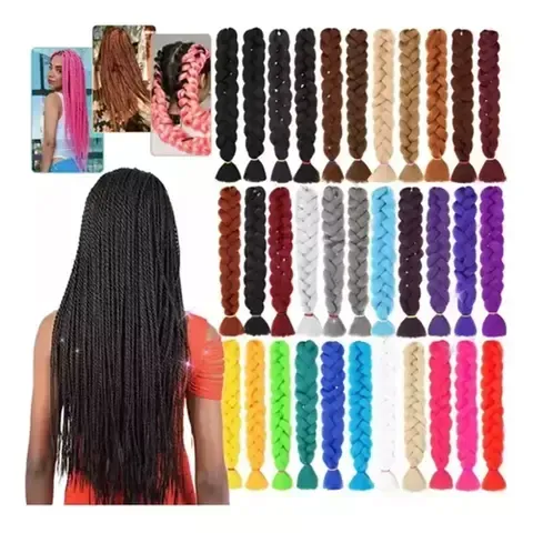 Mujer con larga melena negra trenzada junto a coloridos mechones de pelo trenzado.