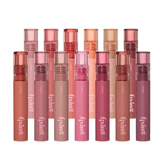 Colección de tubos de brillo labial de colores dispuestos en fila.