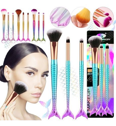 Mujer aplicándose maquillaje con brochas en forma de cola de sirena. Las brochas son de color turquesa y morado.
