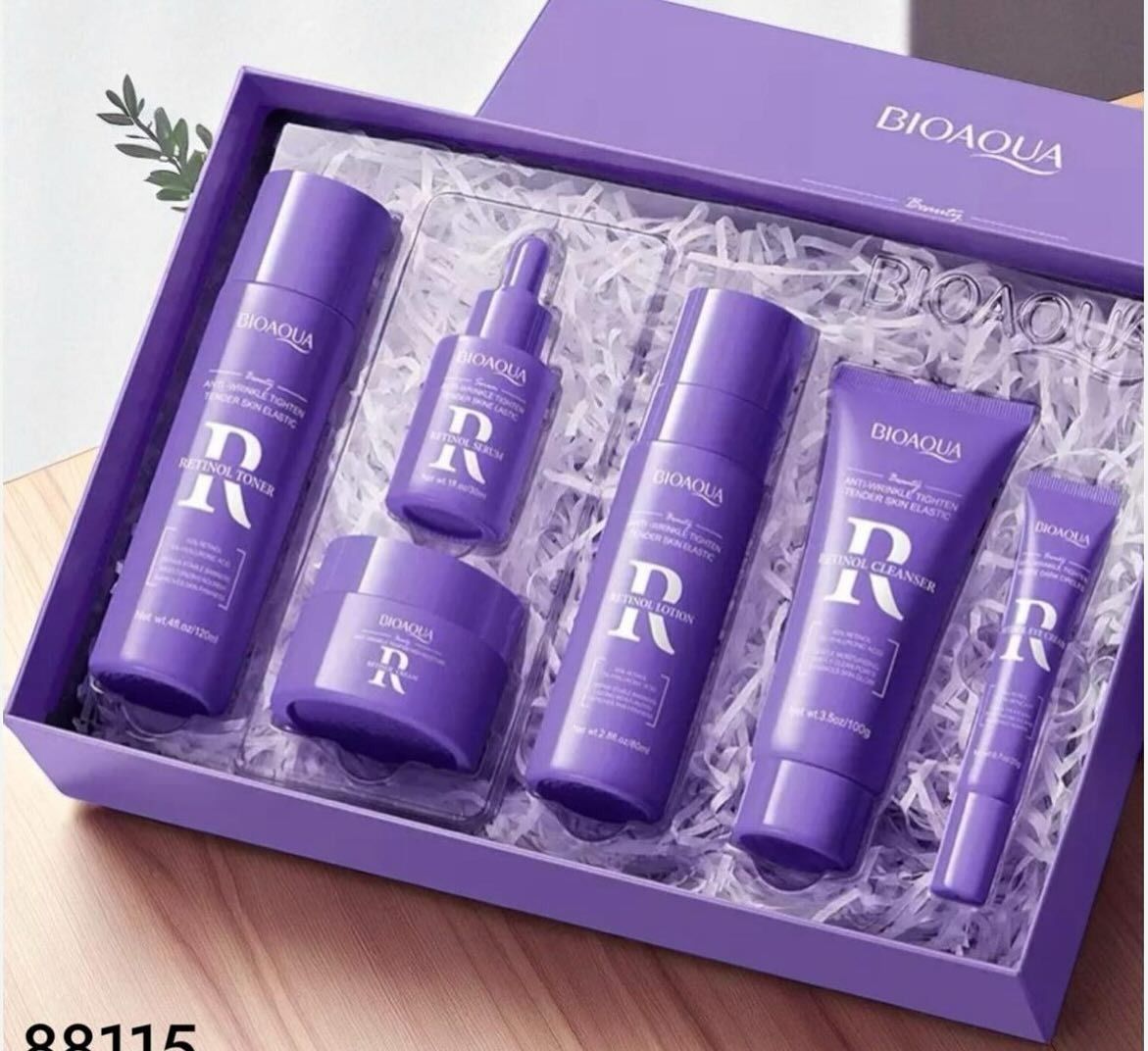 Set de cuidado de la piel Purple BIAQUA en caja de regalo con seis artículos.
