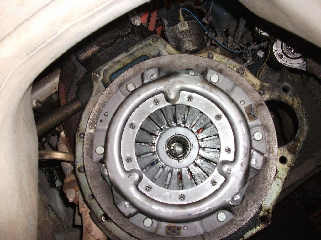 A close up of a clutch on a car engine.