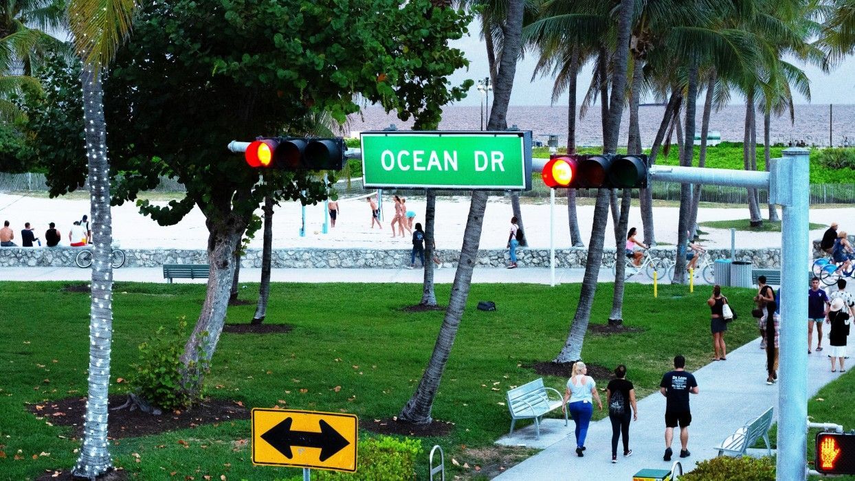A green street sign that says ocean dr on it