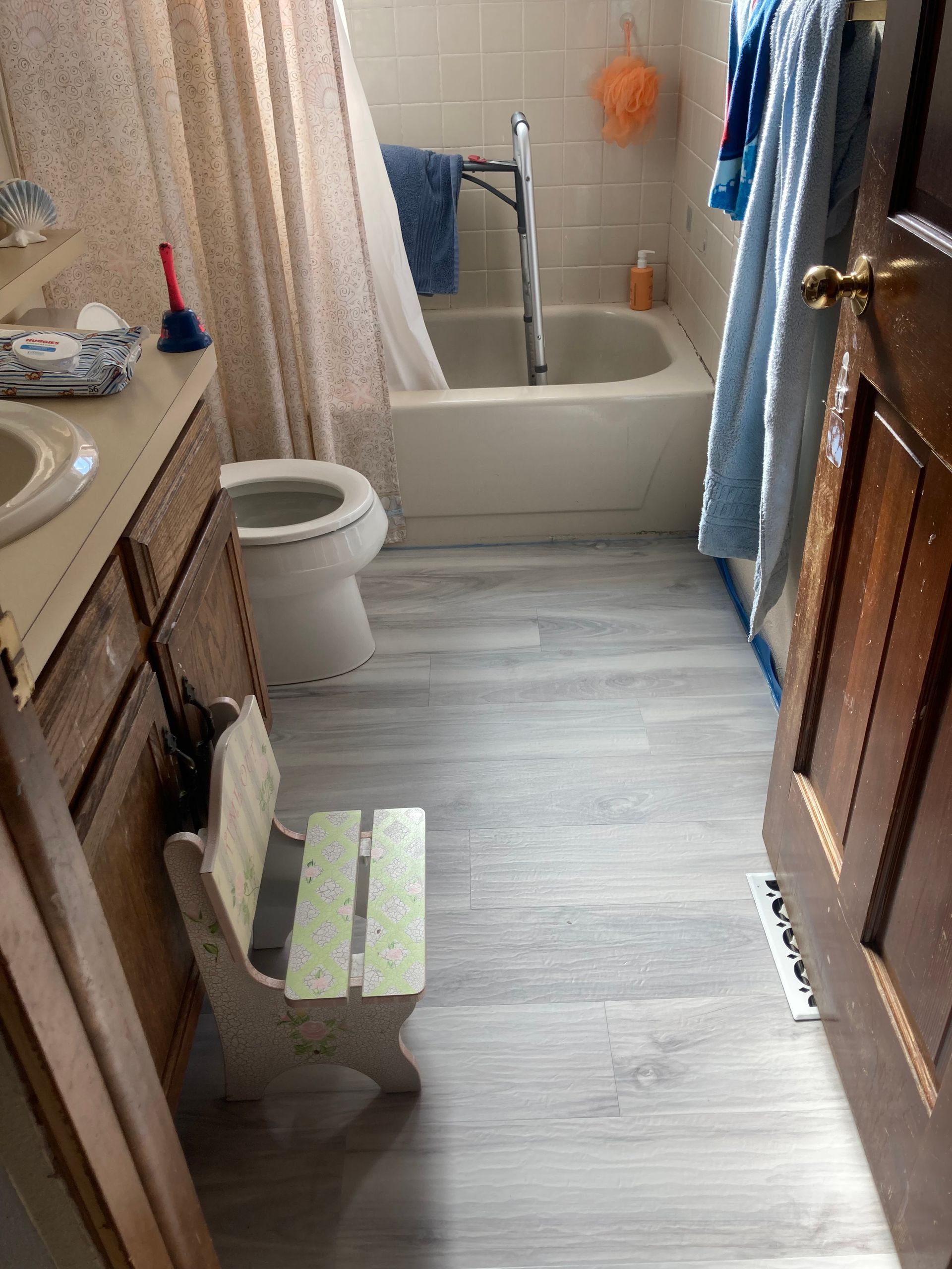 A bathroom with a toilet , sink and bathtub.