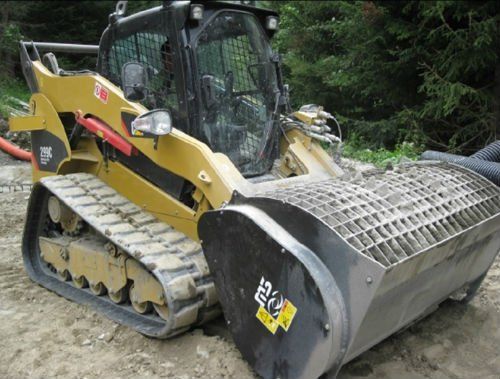 Benna impastatrice di cemento su mini pala