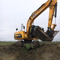 Fosso per irrigazione ed escavatrice