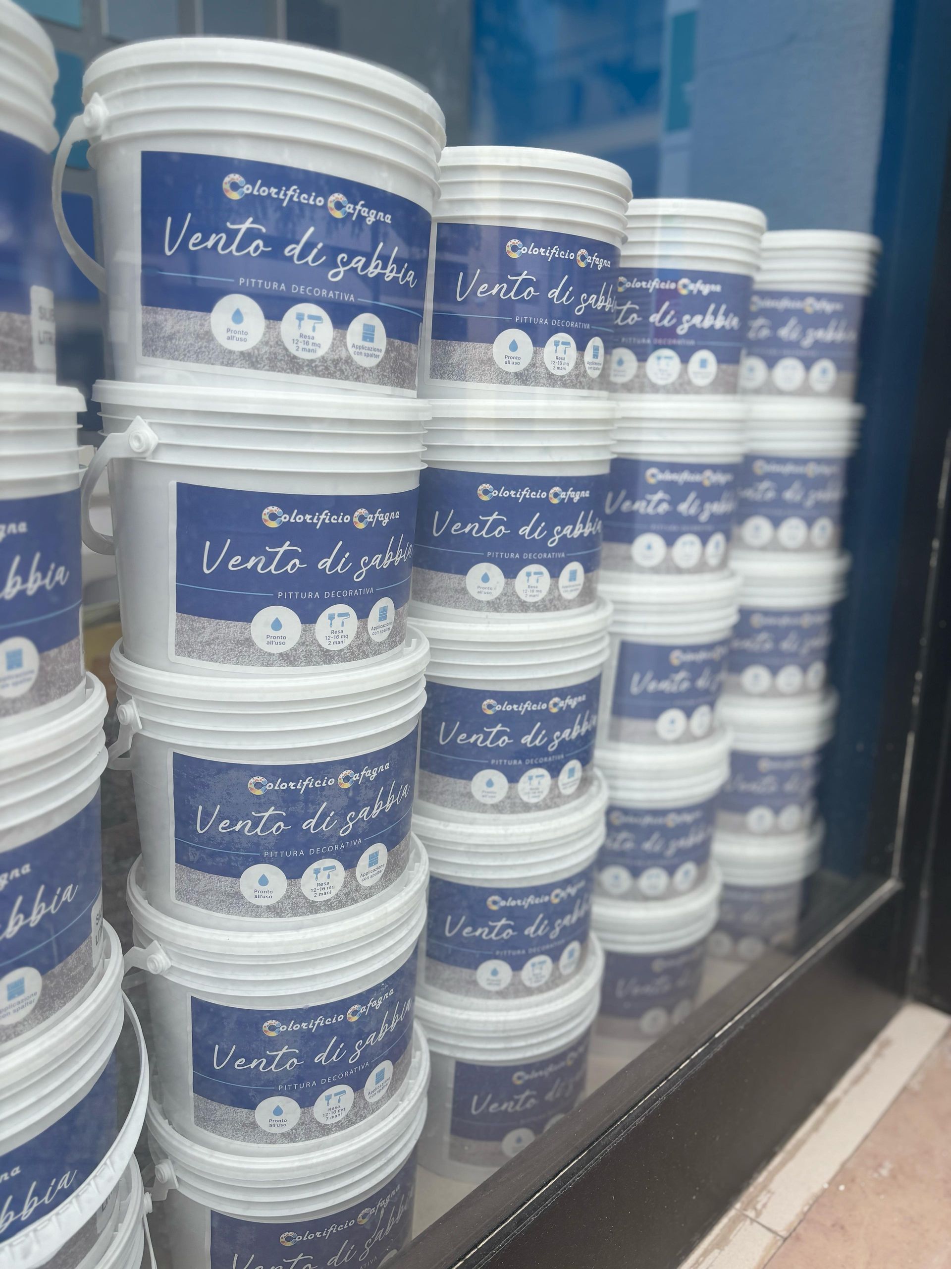 Barattoli di vernice