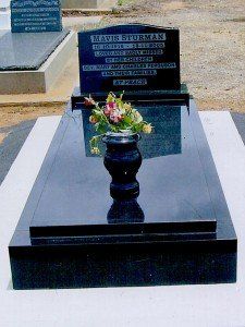 Shiny monument with flower pot — Single Monuments in Wellington, NSW