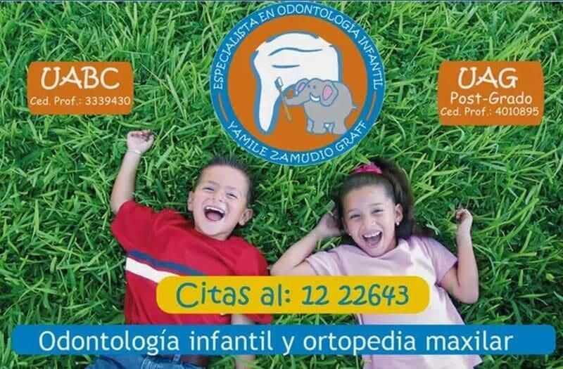 Un niño y una niña están tumbados en el césped con un logo de la uabc