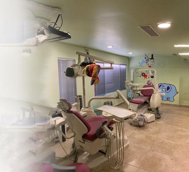 Un consultorio dental con un elefante de dibujos animados en la pared