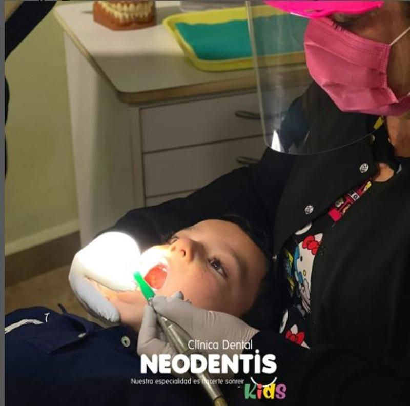 Un bebé está siendo examinado por un dentista en neodentis kids
