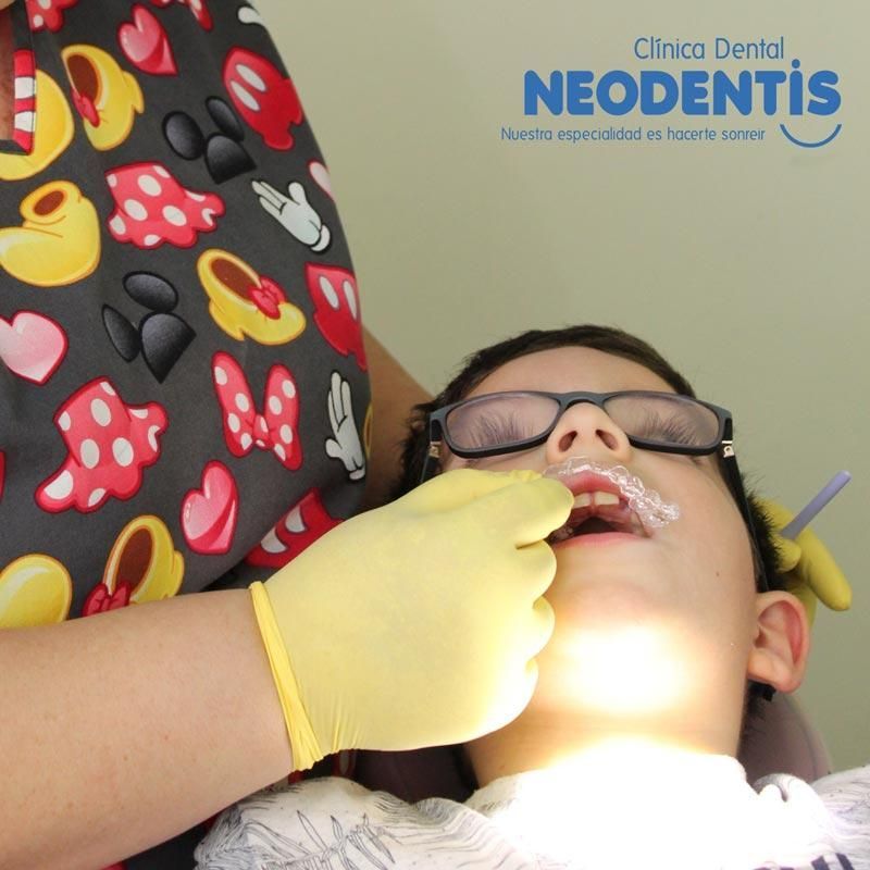 Un dentista de Neodentis examina los dientes de un niño