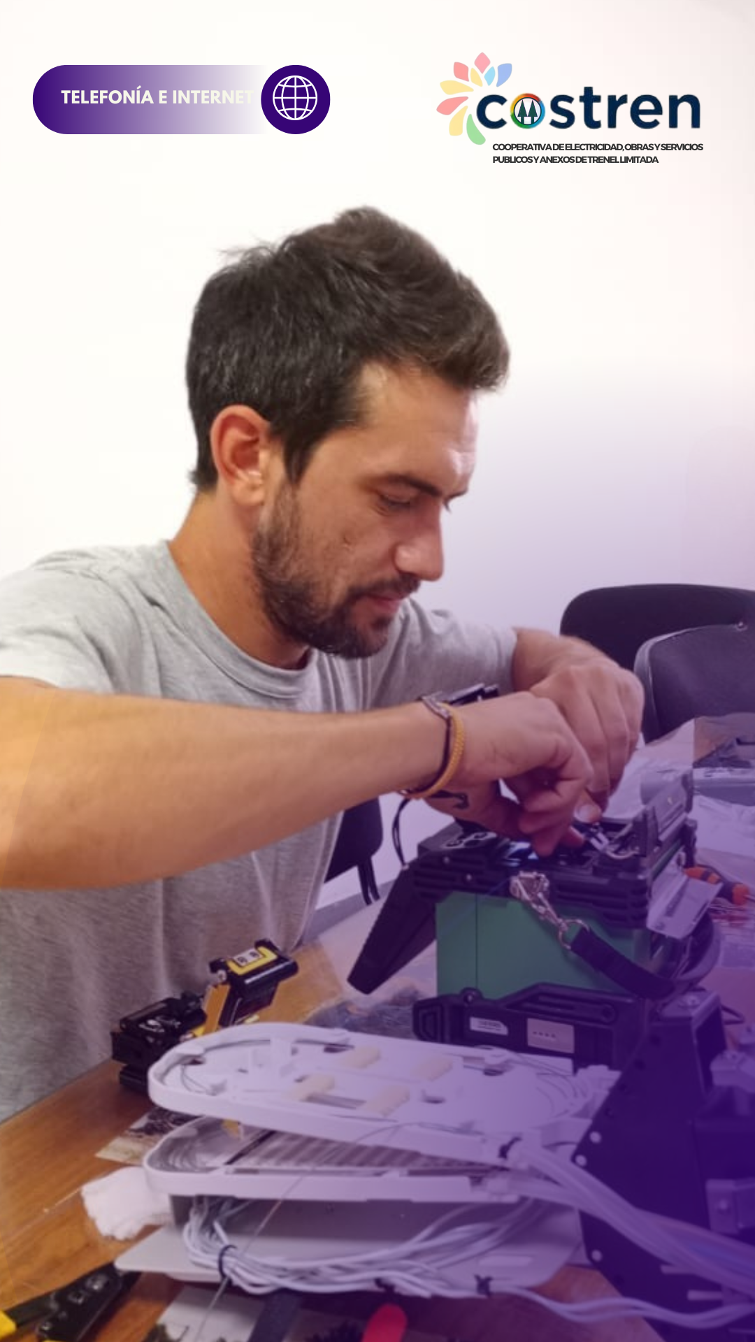 Hombre trabajando con equipo, entorno interior, expresión concentrada, mesa con piezas, logotipos de marca en las esquinas.