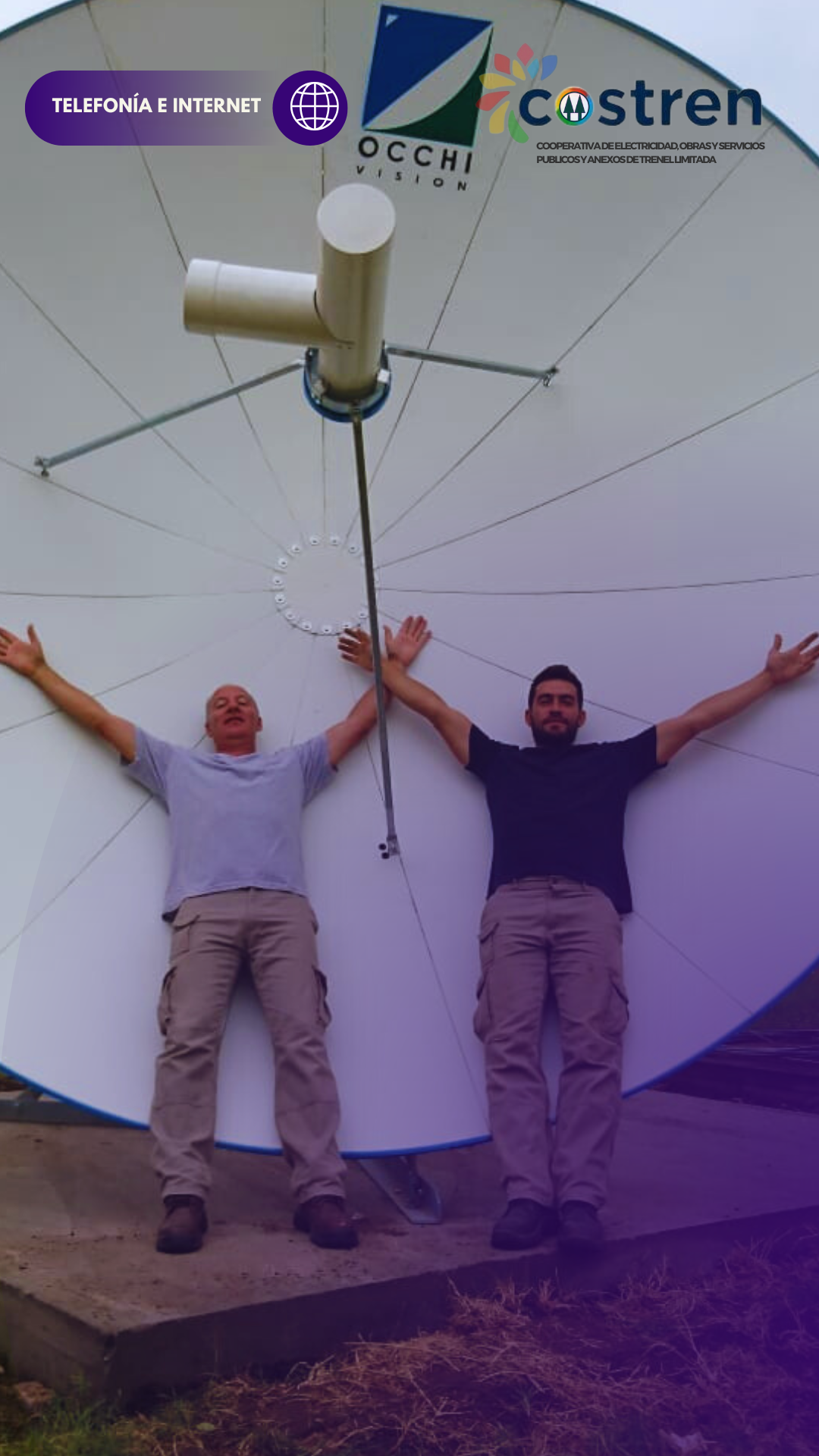 Dos hombres con los brazos extendidos frente a una antena parabólica, al aire libre.