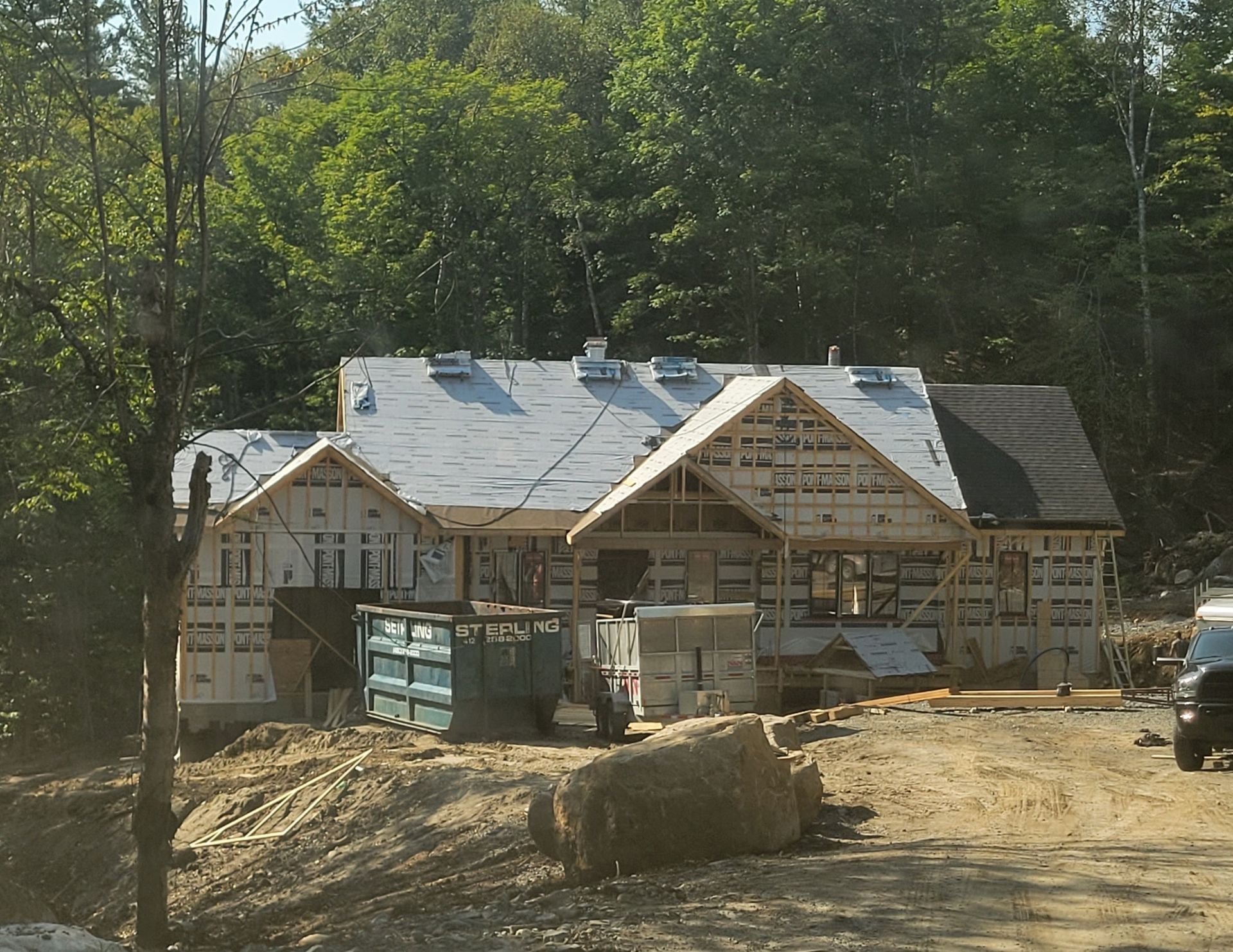 Une maison est en construction au milieu d'une forêt